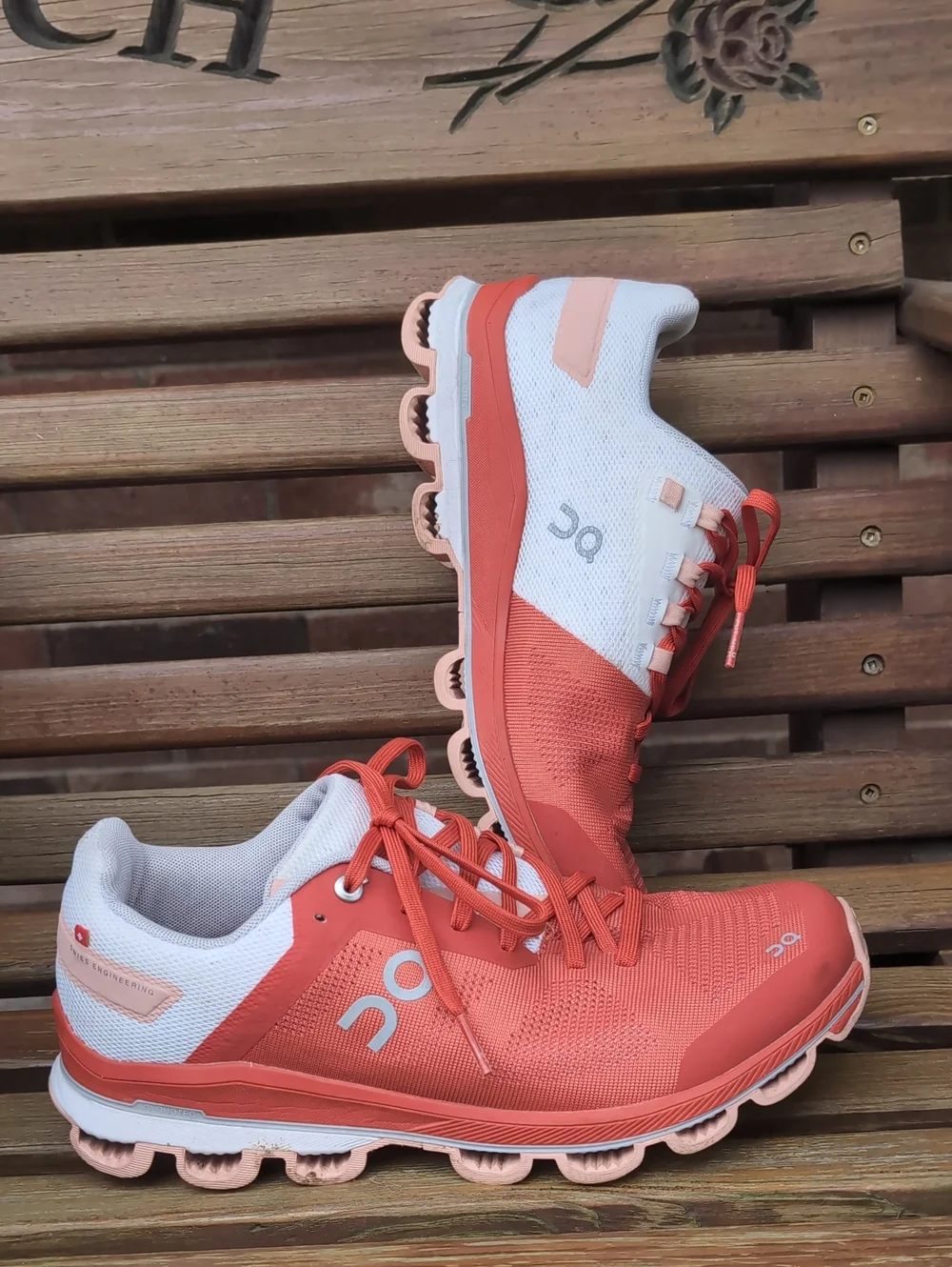 On Running Women's Cloudsurfer 6 Size 9